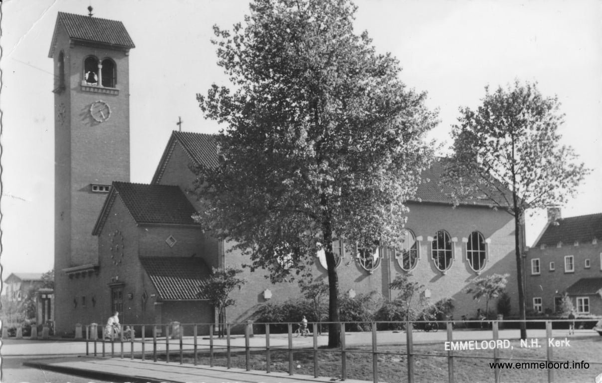 Kerk-Hoeksteen24.jpg Kerk-Hoeksteen24.jpg